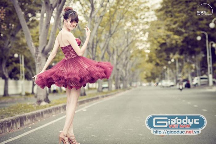Gam màu đỏ thường được ưa chuộng vào mùa sông, bộ ảnh mang tông màu đỏ chủ đạo của Lily vào mùa hè gợi cảm gác mới mẻ Gam màu đỏ thường được ưa chuộng vào mùa sông, bộ ảnh mang tông màu đỏ chủ đạo của Lily vào mùa hè gợi cảm gác mới mẻ