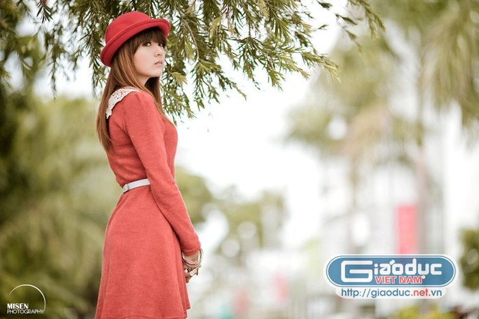 Với tông màu đỏ tươi nóng bỏng hay đỏ sậm cổ điển, Lily cũng đều biết cách mix cùng phụ kiện tạo nên một tổng thể hài hòa. Với tông màu đỏ tươi nóng bỏng hay đỏ sậm cổ điển, Lily cũng đều biết cách mix cùng phụ kiện tạo nên một tổng thể hài hòa.