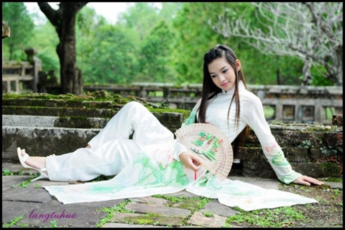 Những chiếc quạt như gợi về khung cảnh vua chúa ngày xưa, tôn thêm nét quyền quý của người con gái Huế,