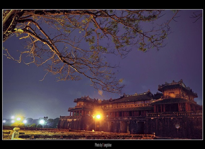 Đại nội về đêm, ánh sáng lẻ loi và nổi bật, một thứ ánh sáng rất riêng và tuyệt đẹp Đại nội về đêm, ánh sáng lẻ loi và nổi bật, một thứ ánh sáng rất riêng và tuyệt đẹp