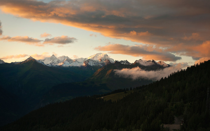 Mont Blanc, ngọn núi cao nhất trong dãy Alps. Ngay cả trong những ngày hè nóng, đỉnh núi vẫn phủ đầy tuyết trắng. Canon EOS 5D, Canon EF 50mm f/1.4 USM. Mont Blanc, ngọn núi cao nhất trong dãy Alps. Ngay cả trong những ngày hè nóng, đỉnh núi vẫn phủ đầy tuyết trắng. Canon EOS 5D, Canon EF 50mm f/1.4 USM.