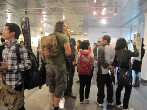 Người xem tỏ ra khá thích thú với những tư duy sáng tạo của họa sĩ Thành Phong.