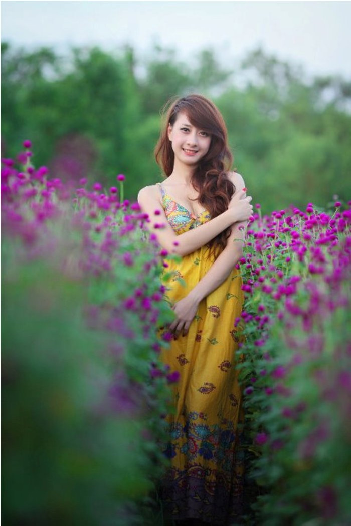 Thời gian rảnh, Hồng Ngọc thường ngồi tâm sự với những người bạn thân và ở bên cậu em trai bé bỏng. Thời gian rảnh, Hồng Ngọc thường ngồi tâm sự với những người bạn thân và ở bên cậu em trai bé bỏng.