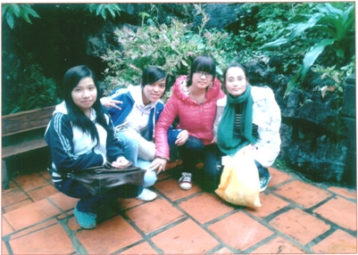 Nguyễn Minh Hồng (Ngoài cùng, tay phải) tâm sự: Ước mơ của em sau này là trở thành một giáo viên dạy giỏi, góp phần vào công việc phát triển nền giáo dục nước nhà. Nguyễn Minh Hồng (Ngoài cùng, tay phải) tâm sự: Ước mơ của em sau này là trở thành một giáo viên dạy giỏi, góp phần vào công việc phát triển nền giáo dục nước nhà.