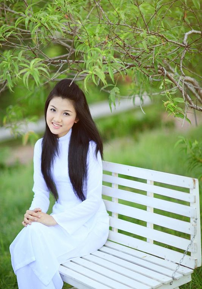 Khuôn mặt hiền hòa, mái tóc dài đen mượt mà cùng đôi mắt biết nói, cô nàng luôn là tâm điểm thu hút