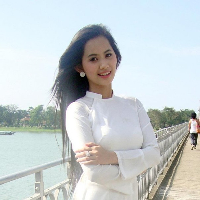 Ly Ly - nữ sinh ĐH Ngoại ngữ Huế, gương mặt giành giải Ngôi sao ảnh Miss teen 2009 thướt tha trong gió chiều