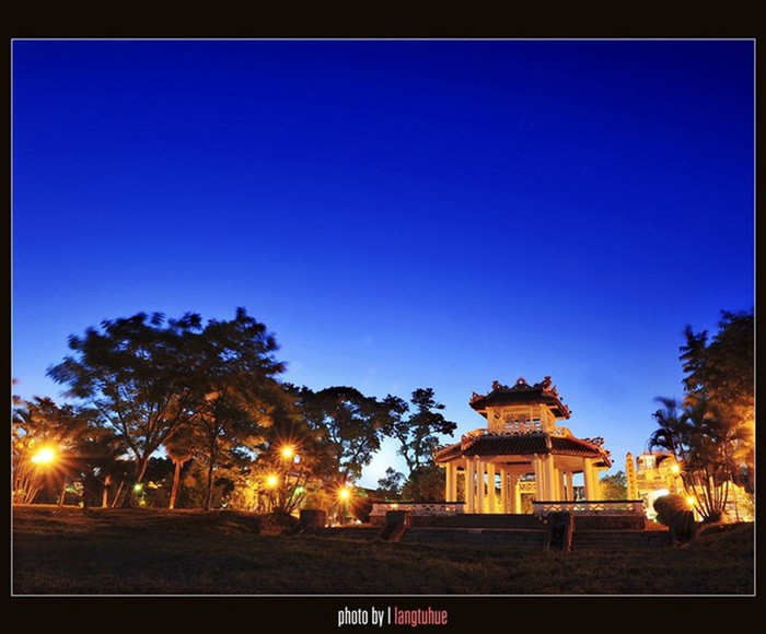 Vẻ đẹp thần thái, những ánh đèn kiêu sa, tráng lệ Vẻ đẹp thần thái, những ánh đèn kiêu sa, tráng lệ