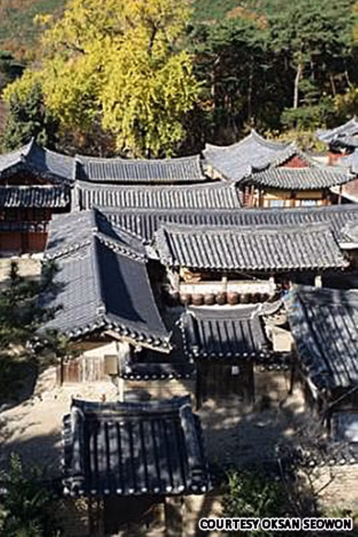 Oksan Seowon nằm trong thung lũng giữa các ngọn núi Jaok, Doduk, Hwagae và Muhak nêncó quang cảnh rất hùng vĩ