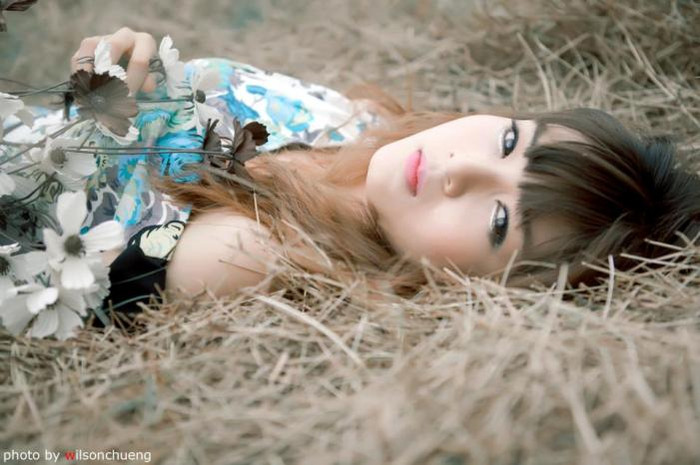 Ngoài đời Lilly rất hay cười nhưng trong ảnh Lilly như một cô búp bê buồn. Điều này biểu hiện một một phần nội tâm của Lilly. Ngoài đời Lilly rất hay cười nhưng trong ảnh Lilly như một cô búp bê buồn. Điều này biểu hiện một một phần nội tâm của Lilly.