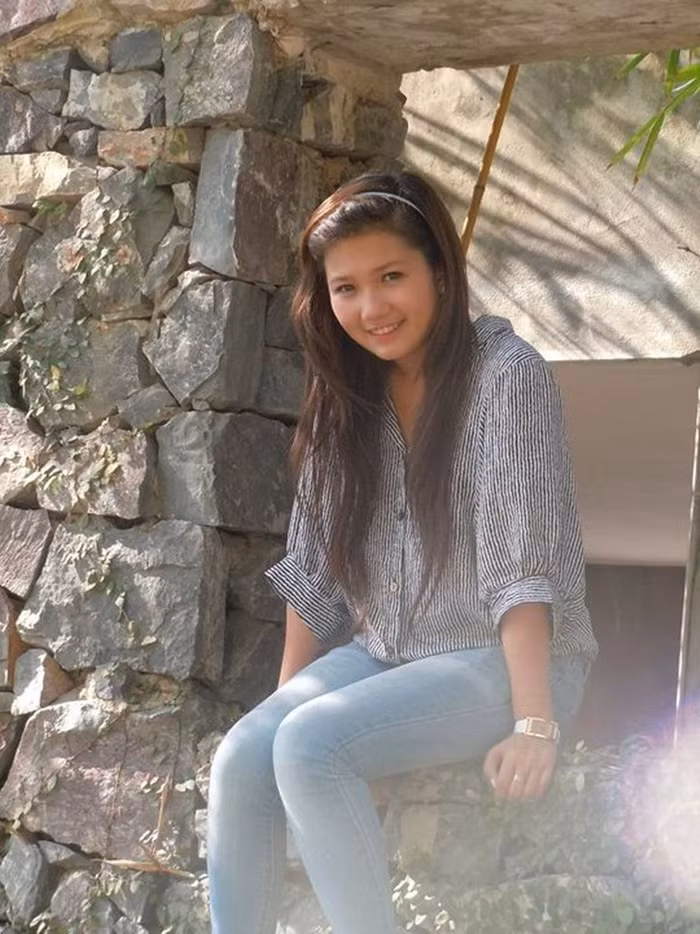 Hồng Anh rất tích cực tham gia công tác Đoàn và các hoạt động xã hội. Ngay từ khi còn là học sinh cấp 3 Hồng Anh đã phối hợp với đoàn trường và bạn bè tổ chức các chương trình ca nhạc. Tiền bán vé sẽ dùng vào công tác từ thiện cho trẻ em ở làng trẻ SOS Thanh Hóa. Gần đây nhất Hồng Anh có tham gia hát trong cuộc thi “hợp ca tranh tài” trên VTV3 và hưởng ứng chương trình giờ Trái Đất.