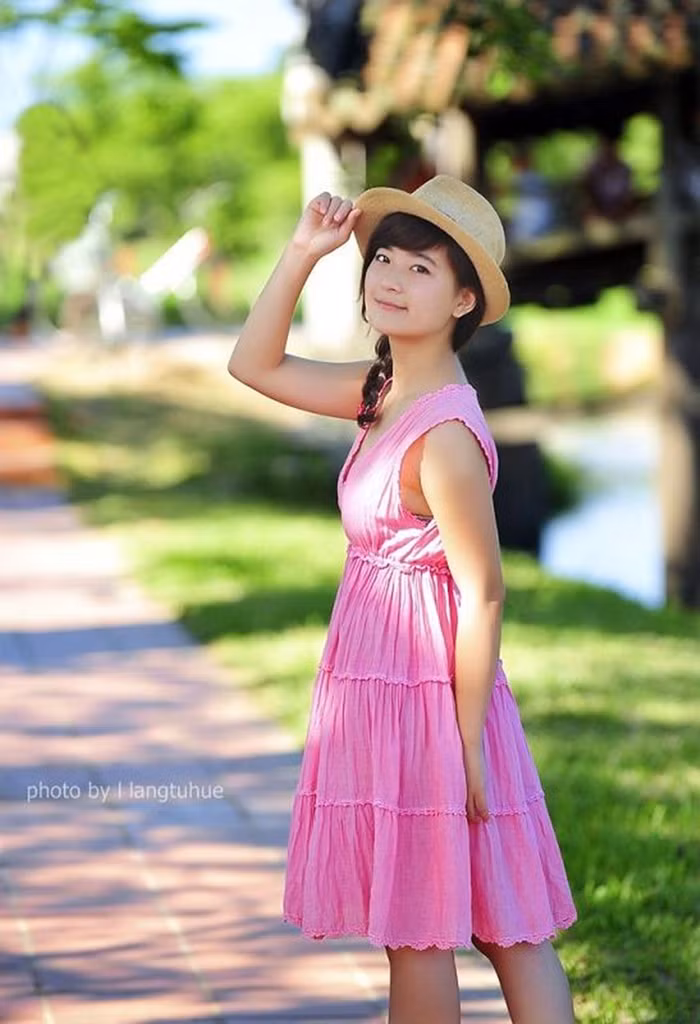 Cô nàng mang vẻ đẹp dịu dàng của Huế mông mơ này còn có biệt tài kinh doanh siêu dễ thương, cô bạn rất có duyên bán hàng, hiện cô bạn sở hữu một shop quần áo tại gia rất đông khách Cô nàng mang vẻ đẹp dịu dàng của Huế mông mơ này còn có biệt tài kinh doanh siêu dễ thương, cô bạn rất có duyên bán hàng, hiện cô bạn sở hữu một shop quần áo tại gia rất đông khách