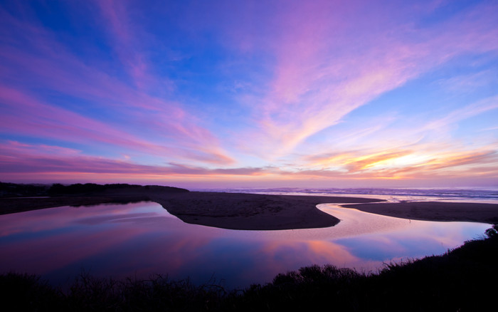 Nước biển North Salman Creek, California, Mỹ như một tấm gương lớn phản chiếu bầu trời. Nước biển North Salman Creek, California, Mỹ như một tấm gương lớn phản chiếu bầu trời.