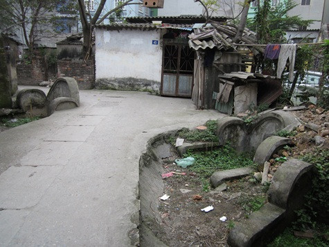 Mồ mả nằm tràn lan bên lề đường