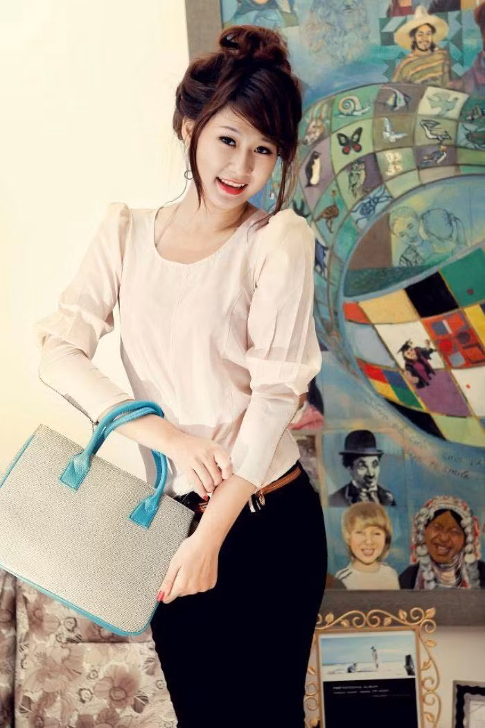 Là người vui vẻ, Ngọc Ánh luôn rạng rỡ nụ cười trên môi. Là người vui vẻ, Ngọc Ánh luôn rạng rỡ nụ cười trên môi.