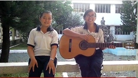 Lan Anh - Hạ Uyên - hai nữ sinh có giọng hát gây sốt cư dân mạng những ngày qua (Ảnh chụp từ clip) Lan Anh - Hạ Uyên - hai nữ sinh có giọng hát gây sốt cư dân mạng những ngày qua (Ảnh chụp từ clip)
