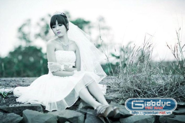 Đó là những chiếc váy cưới ngắn trẻ trung không kém phần gợi cảm. Váy quây luôn là sự lựa chọn của những cô dâu sở hữu bờ vai thon thả. Đó là những chiếc váy cưới ngắn trẻ trung không kém phần gợi cảm. Váy quây luôn là sự lựa chọn của những cô dâu sở hữu bờ vai thon thả.