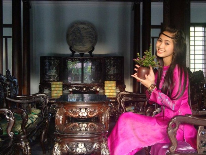 Một nét vàng son, chiếc áo dài toát lên vẻ đẹp cao sang, quyền quý...gợi nhớ về ngày xưa của cố đô