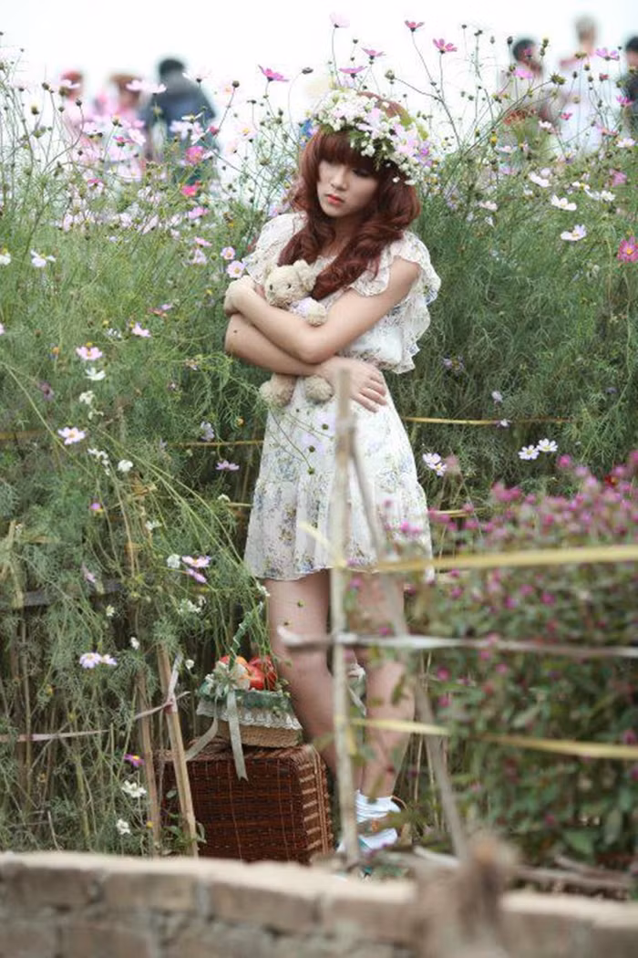 Cô bé chia sẻ đã từng được mời tham gia đóng phim, đó là cơ hội tốt để Vân có thể tiến gần hơn với đam mê của mình, nhưng lại từ chối bởi cô muốn chú tâm hơn nữa cho việc học vì đang sắp tốt nghiệp và chỉ thỉnh thoảng chụp hình, cô bé muốn tập trung học tốt để ba mẹ vui và để thuyết phục ba mẹ cho phép Vân theo đuổi nghệ thuật