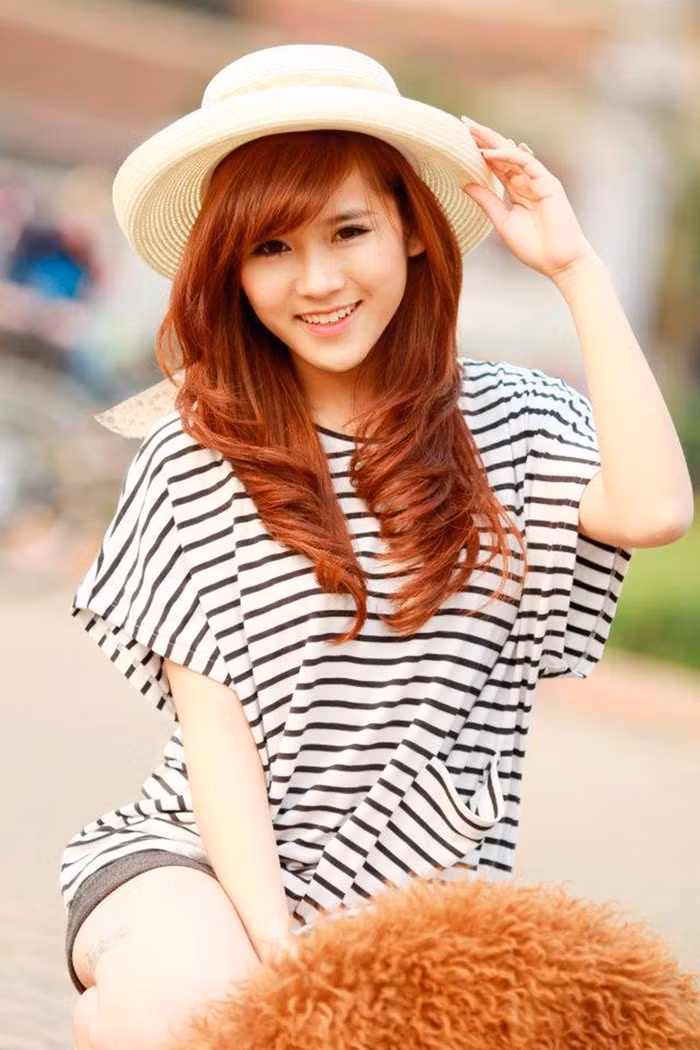 Hà Vân sinh năm 1997, cô bé xinh đẹp này từng là người mẫu ảnh cho báo Sao Mai và là một model cho các shop thời trang nổi tiếng