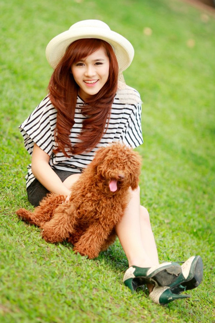 Cô bé là một gương mặt năng nổ của trường, lớp, là thành viên tích cực trong mọi hoạt động trường, là cây văn nghệ triển vọng cuốn hút mọi người bằng tiếng hát sâu lắng Cô bé là một gương mặt năng nổ của trường, lớp, là thành viên tích cực trong mọi hoạt động trường, là cây văn nghệ triển vọng cuốn hút mọi người bằng tiếng hát sâu lắng