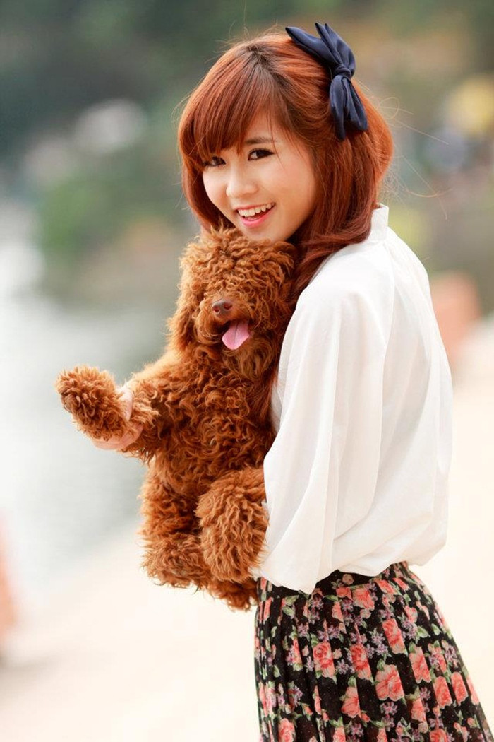 Vân đặc biệt yêu thích những con vật nghộ nghĩnh, đặc biệt là Cún, cún Alex đang bế trên tay là một trong những thú cưng nhất Vân đặc biệt yêu thích những con vật nghộ nghĩnh, đặc biệt là Cún, cún Alex đang bế trên tay là một trong những thú cưng nhất