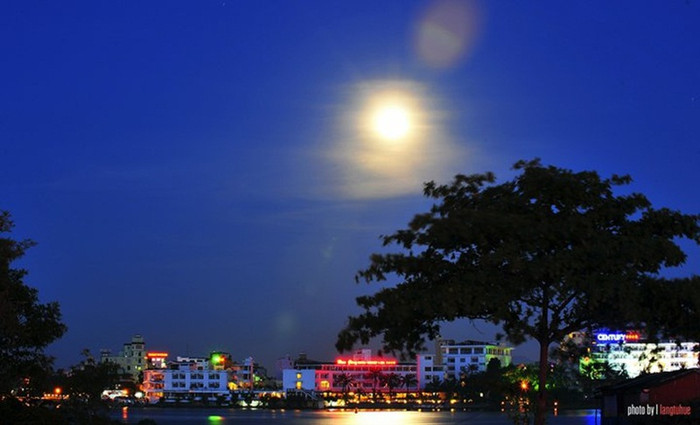 Thành phố đổi mới trong ánh sáng đủ sắc màu Thành phố đổi mới trong ánh sáng đủ sắc màu