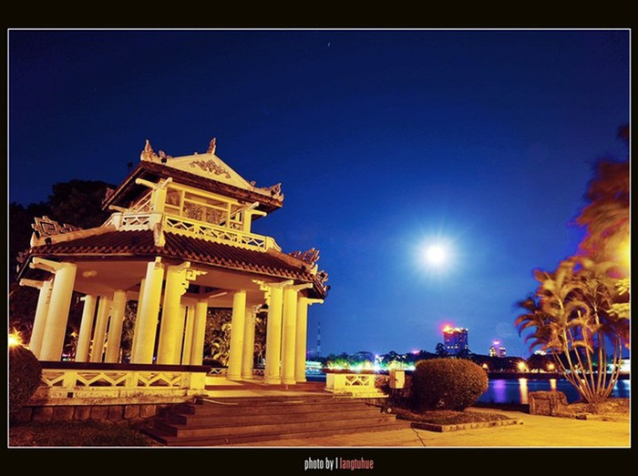 Ánh sáng và mặt trăng hài hòa làm một... Ánh sáng và mặt trăng hài hòa làm một...