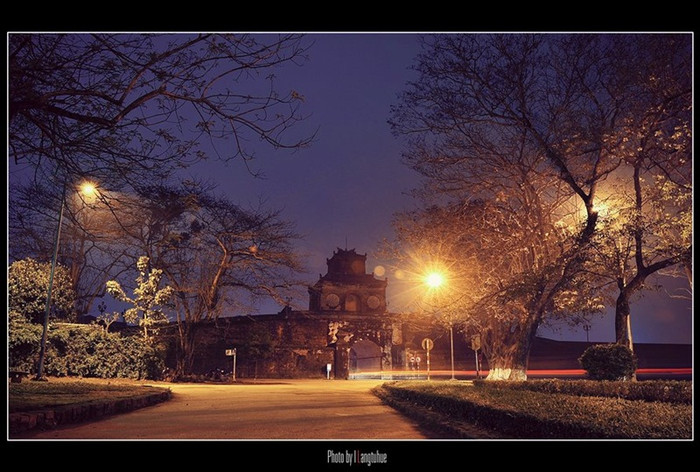 Cửa Thượng Tứ về đêm, yên bình quá Huế ơi Cửa Thượng Tứ về đêm, yên bình quá Huế ơi