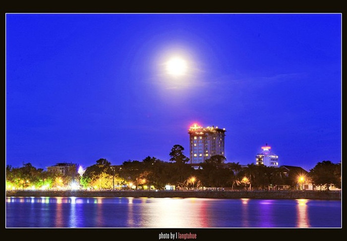 Tĩnh lặng, dịu êm và rất đỗi yên bình, có lúc tưởng như rất buồn...bởi đó là Huế Tĩnh lặng, dịu êm và rất đỗi yên bình, có lúc tưởng như rất buồn...bởi đó là Huế