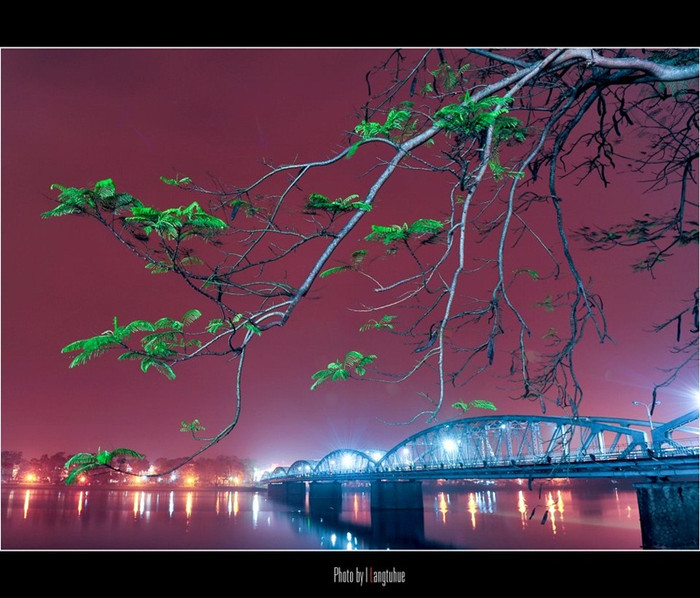 Cầu Trường Tiền vè đêm, lung linh đủ mọi sắc màu, ánh sáng hài hòa toát lên một vẻ đẹp thật làm say lòng người Cầu Trường Tiền vè đêm, lung linh đủ mọi sắc màu, ánh sáng hài hòa toát lên một vẻ đẹp thật làm say lòng người