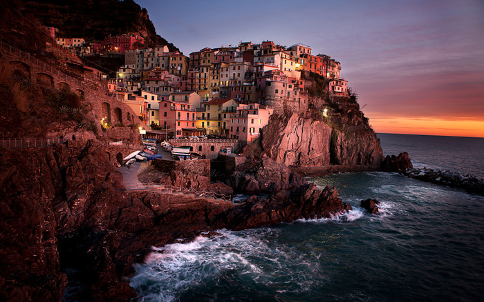 Khu làng Manarola tại Italy. Chụp bởi Canon EOS 1Ds Mark III, Canon EF 24-70mm f/2.8L USM. Khu làng Manarola tại Italy. Chụp bởi Canon EOS 1Ds Mark III, Canon EF 24-70mm f/2.8L USM.
