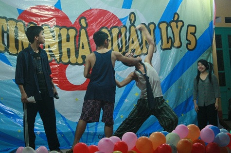 Tiểu phẩm hài kịch khiến khán giả cười “vỡ bụng” Tiểu phẩm hài kịch khiến khán giả cười “vỡ bụng”