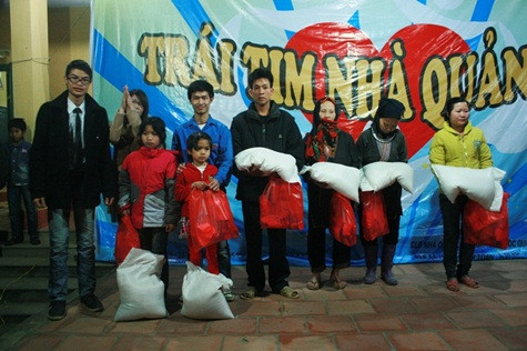 Trao quà cho các gia đình và các em học sinh Cây Thị Trao quà cho các gia đình và các em học sinh Cây Thị