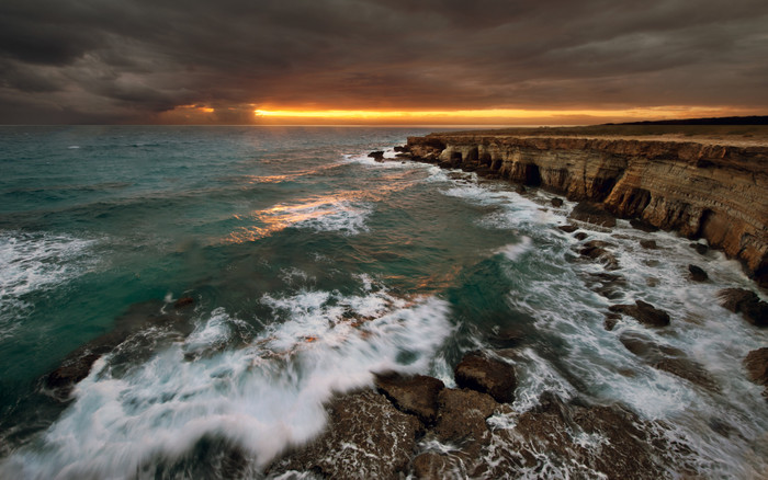 Bầu trời hoàng hôn tại bãi biển Cape Greco. Nikon D700, Nikon AF-S NIKKOR 14-24mm f/2.8G ED, Manfrotto tripod.
