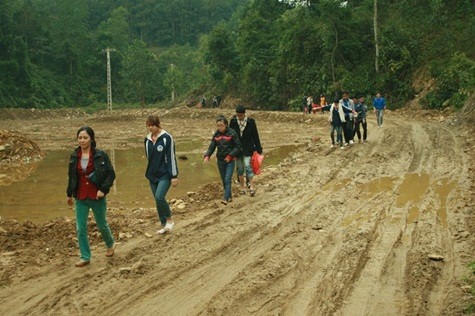 Đường lầy lội không ngăn được nhiệt huyết tuổi trẻ Đường lầy lội không ngăn được nhiệt huyết tuổi trẻ
