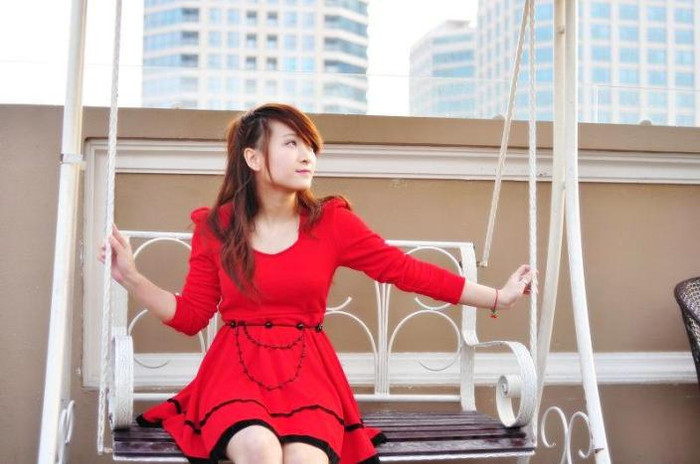 Từ ngày học cấp 2, Linh đã đạt danh hiệu vẻ đẹp học đường, giải 3 họa mi vàng.