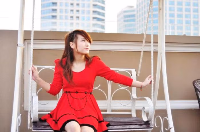 Từ ngày học cấp 2, Linh đã đạt danh hiệu vẻ đẹp học đường, giải 3 họa mi vàng. Từ ngày học cấp 2, Linh đã đạt danh hiệu vẻ đẹp học đường, giải 3 họa mi vàng.