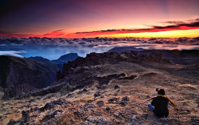 Bình mình tại núi Pico do Areeiro, Bồ Đào Nha. Canon 5D Mark II, Carl Zeiss Distagon T* 2,8/21 ZE với GND filter. Bình mình tại núi Pico do Areeiro, Bồ Đào Nha. Canon 5D Mark II, Carl Zeiss Distagon T* 2,8/21 ZE với GND filter.