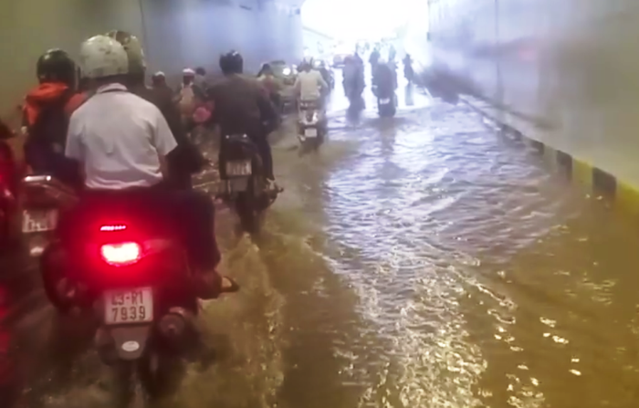Nước ngập lênh láng tại công trình hầm chui trăm tỷ vừa được đưa vào sử dụng từ cuối tháng 10/2017. Ảnh cắt từ clip