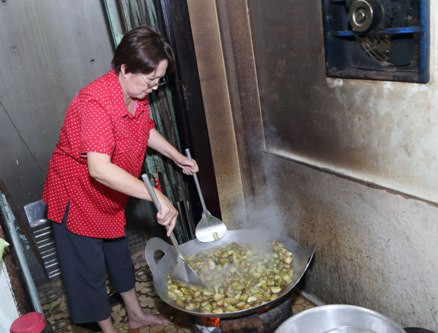 Nữ danh ca tự vào bếp để làm các món chay.