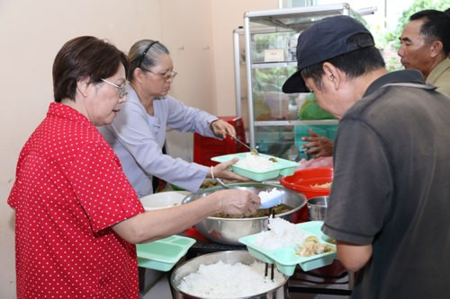Quán cơm luôn là nơi dừng chân của những người nghèo khó.