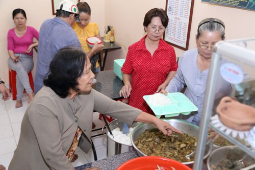 Tuy quán chỉ có những món chay đơn giản, nhưng hàng ngày đã giúp cho không biết bao người.