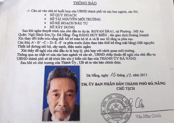 Đối tượng Đặng Huy Biền (ảnh nhỏ) và tờ thông báo của cựu Chủ tịch Đà Nẵng được làm giả. Ảnh: AN Đối tượng Đặng Huy Biền (ảnh nhỏ) và tờ thông báo của cựu Chủ tịch Đà Nẵng được làm giả. Ảnh: AN