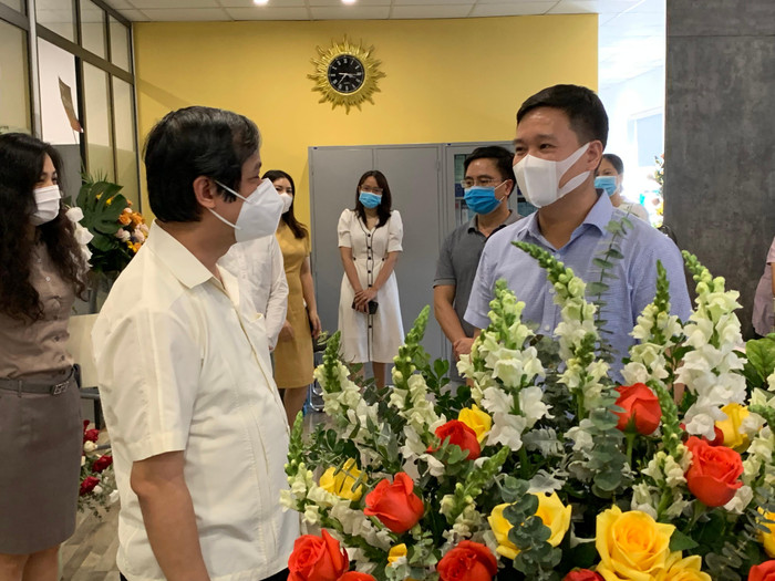 Bộ trưởng Bộ Giáo dục và Đào tạo Nguyễn Kim Sơn đã đi thăm toàn bộ Tòa soạn Tạp chí điện tử Giáo dục Việt Nam (Ảnh: Tùng Dương) Bộ trưởng Bộ Giáo dục và Đào tạo Nguyễn Kim Sơn đã đi thăm toàn bộ Tòa soạn Tạp chí điện tử Giáo dục Việt Nam (Ảnh: Tùng Dương)