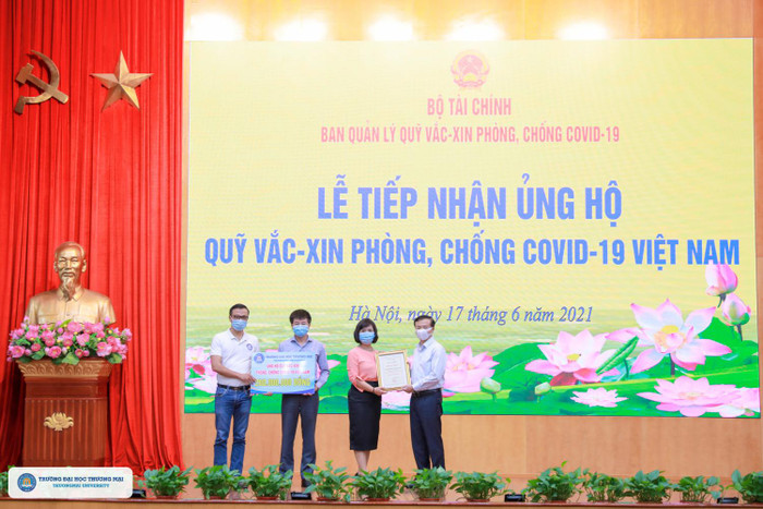 Trường Đại học Thương mại chuyển số tiền 200.000.000 đồng tới Ban quản lý Quỹ Vắc-xin phòng, chống Covid-19 (ảnh: NTCC)