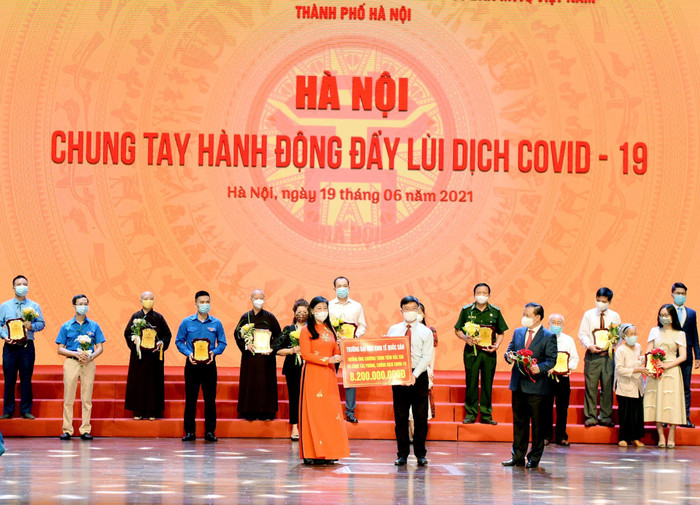 Trường Đại học Kinh tế quốc dân chi 8,2 tỷ đồng để hưởng ứng chương trình tiêm vaccine và công tác chống dịch Covid-19. (ảnh: NTCC)