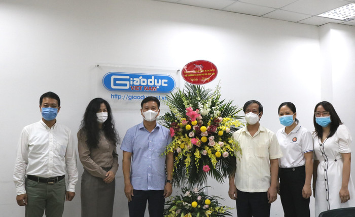 Bộ trưởng Nguyễn Kim Sơn cùng đoàn cán bộ của Bộ Giáo dục và Đào tạo chụp ảnh kỷ niệm với Ban biên tập Tạp chí điện tử Giáo dục Việt Nam (ảnh: Lại Cường) Bộ trưởng Nguyễn Kim Sơn cùng đoàn cán bộ của Bộ Giáo dục và Đào tạo chụp ảnh kỷ niệm với Ban biên tập Tạp chí điện tử Giáo dục Việt Nam (ảnh: Lại Cường)