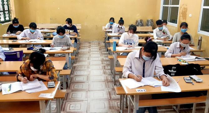 100% học sinh lớp 12 đến lớp ôn thi tại các trường trung học phổ thông trên địa bàn tỉnh Vĩnh Phúc đều thực hiện nghiêm túc thông điệp 5K. Ảnh: Trường trung học phổ thông Tam Đảo, Vĩnh Phúc. 100% học sinh lớp 12 đến lớp ôn thi tại các trường trung học phổ thông trên địa bàn tỉnh Vĩnh Phúc đều thực hiện nghiêm túc thông điệp 5K. Ảnh: Trường trung học phổ thông Tam Đảo, Vĩnh Phúc.