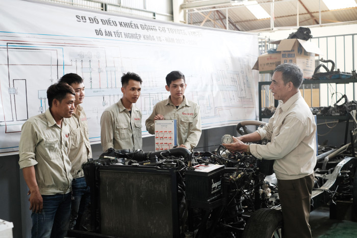 Toàn bộ giảng viên ngành công nghệ ô tô đều là các chuyên gia được đào tạo bài bản và có thâm niên công tác tại các tập đoàn lớn Toàn bộ giảng viên ngành công nghệ ô tô đều là các chuyên gia được đào tạo bài bản và có thâm niên công tác tại các tập đoàn lớn