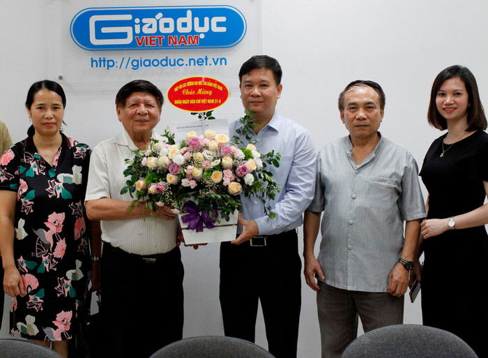 Thường trực Hiệp hội tới chúc mừng tới cán bộ, phóng biên, biên tập viên Tạp chí điện tử Giáo dục Việt Nam năm 2020 (ảnh: Tùng Dương)